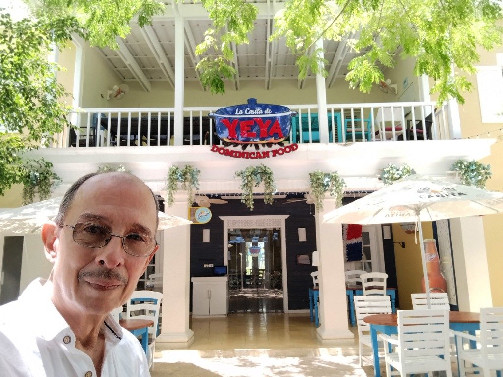 Oscar Camino en Galerías de Puntacana Village - La Casita de Yeya
